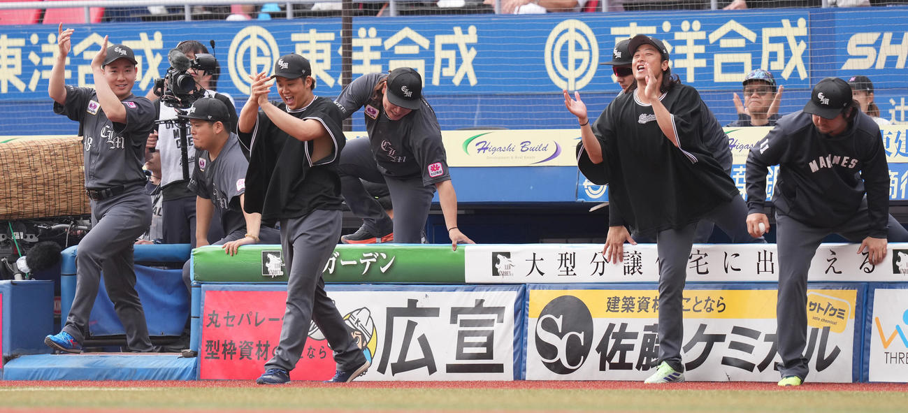 ロッテ対ソフトバンク　8連勝し、笑顔でベンチを出るロッテナイン。左から中村稔、沢田、鈴木、岩下、国吉、坂本、沢村（撮影・鈴木みどり）