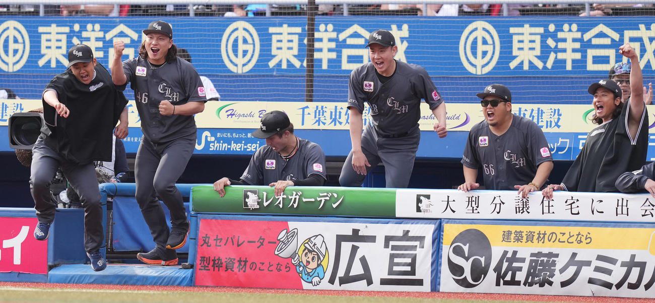 ロッテ対ソフトバンク　8回表ソフトバンク2死満塁、益田が川村を見逃し三振に仕留め、ガッツポーズするベンチ。左から鈴木、岩下、国吉、中村稔、沢田、坂本（撮影・鈴木みどり）