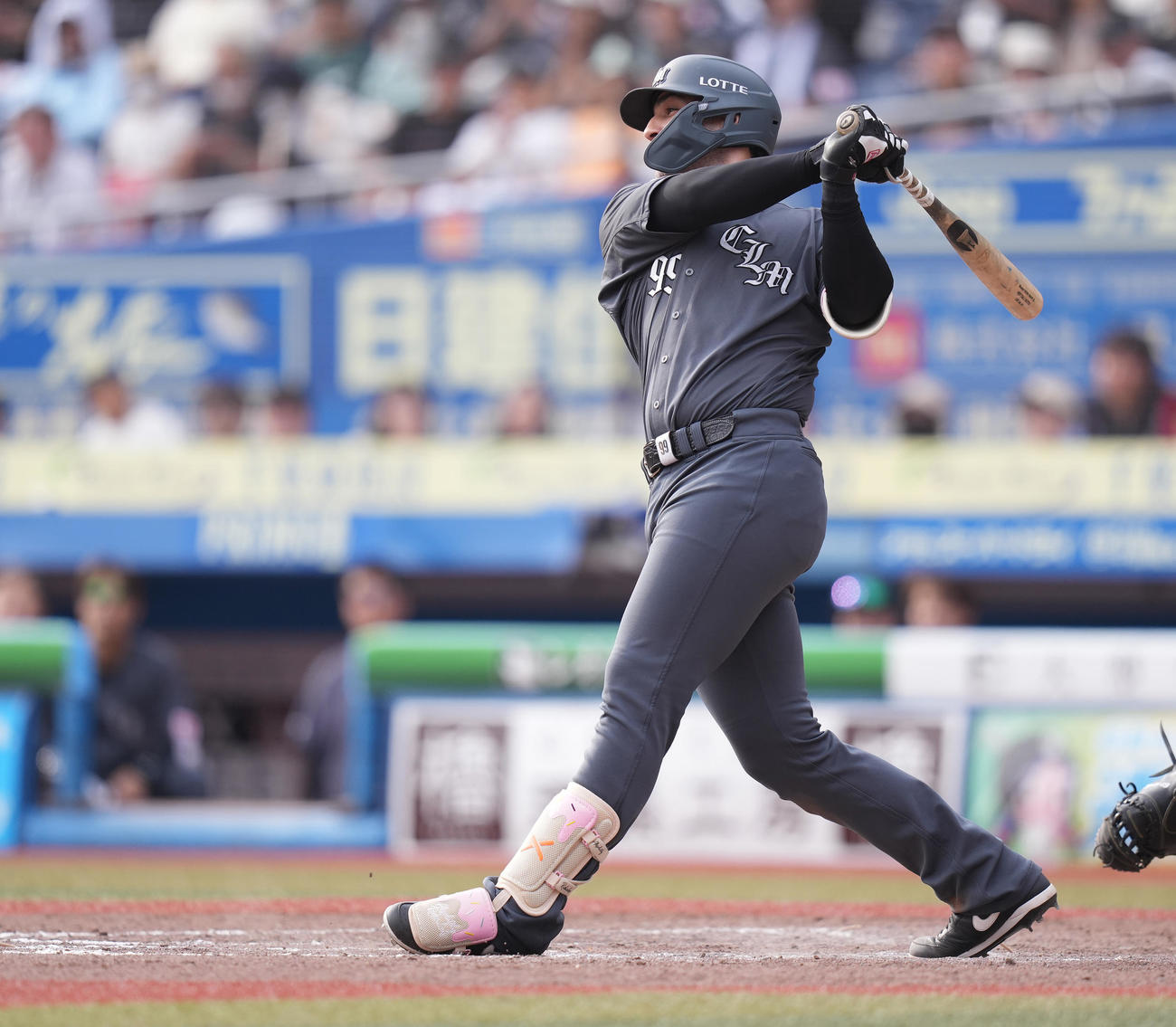 ロッテ対ソフトバンク　8回裏ロッテ2死一、三塁、左2点適時打を放つソト（撮影・鈴木みどり）