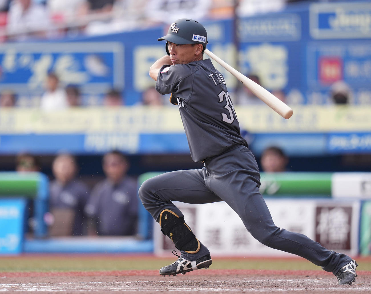 ロッテ対ソフトバンク　8回裏ロッテ2死満塁、適時内野安打を放つ高部（撮影・鈴木みどり）