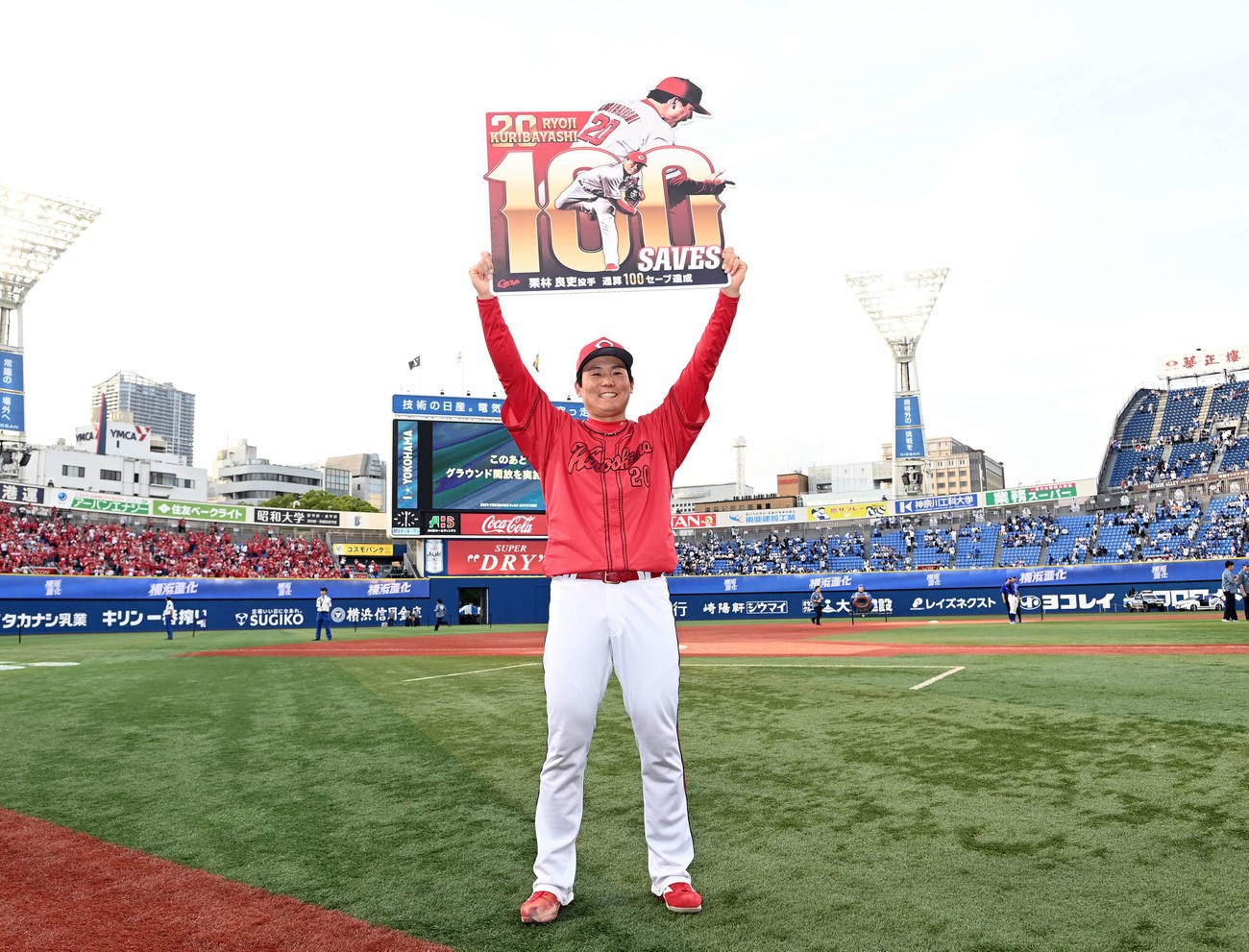 DeNA対広島　DeNAに勝利し通算100セーブ目を挙げた広島栗林（撮影・たえ見朱実）
