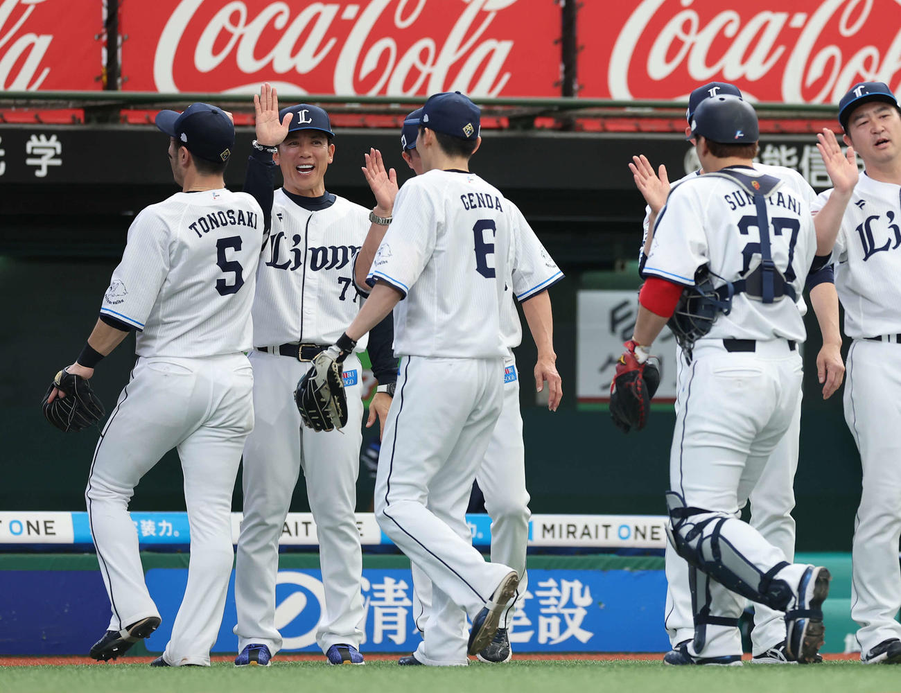 西武対オリックス　オリックスに勝利し、ナインを迎える西武松井監督（左から2人目）（撮影・河田真司）