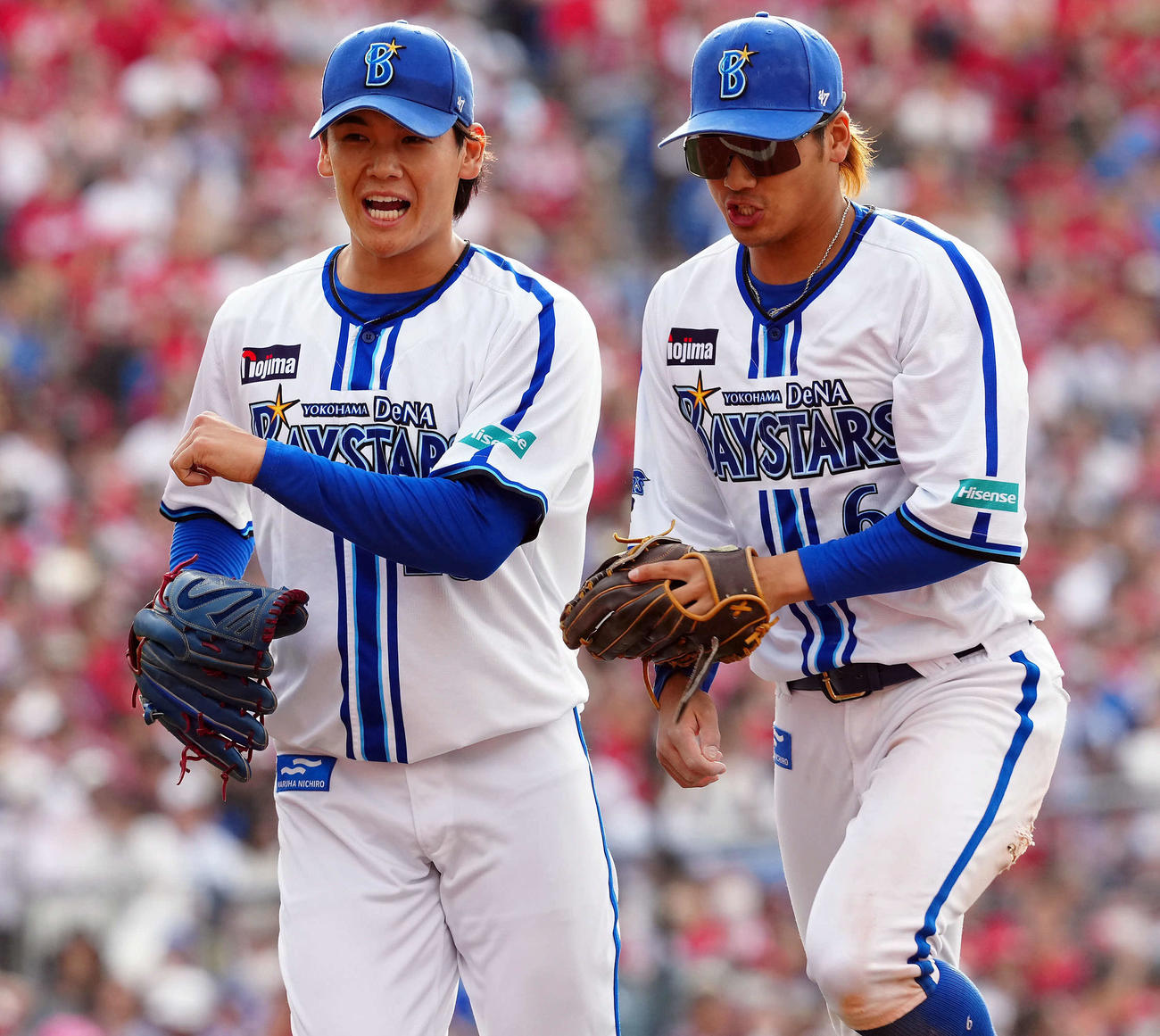 DeNA対広島　7回を無失点に抑えたDeNAの2番手坂本（左）（撮影・たえ見朱実）