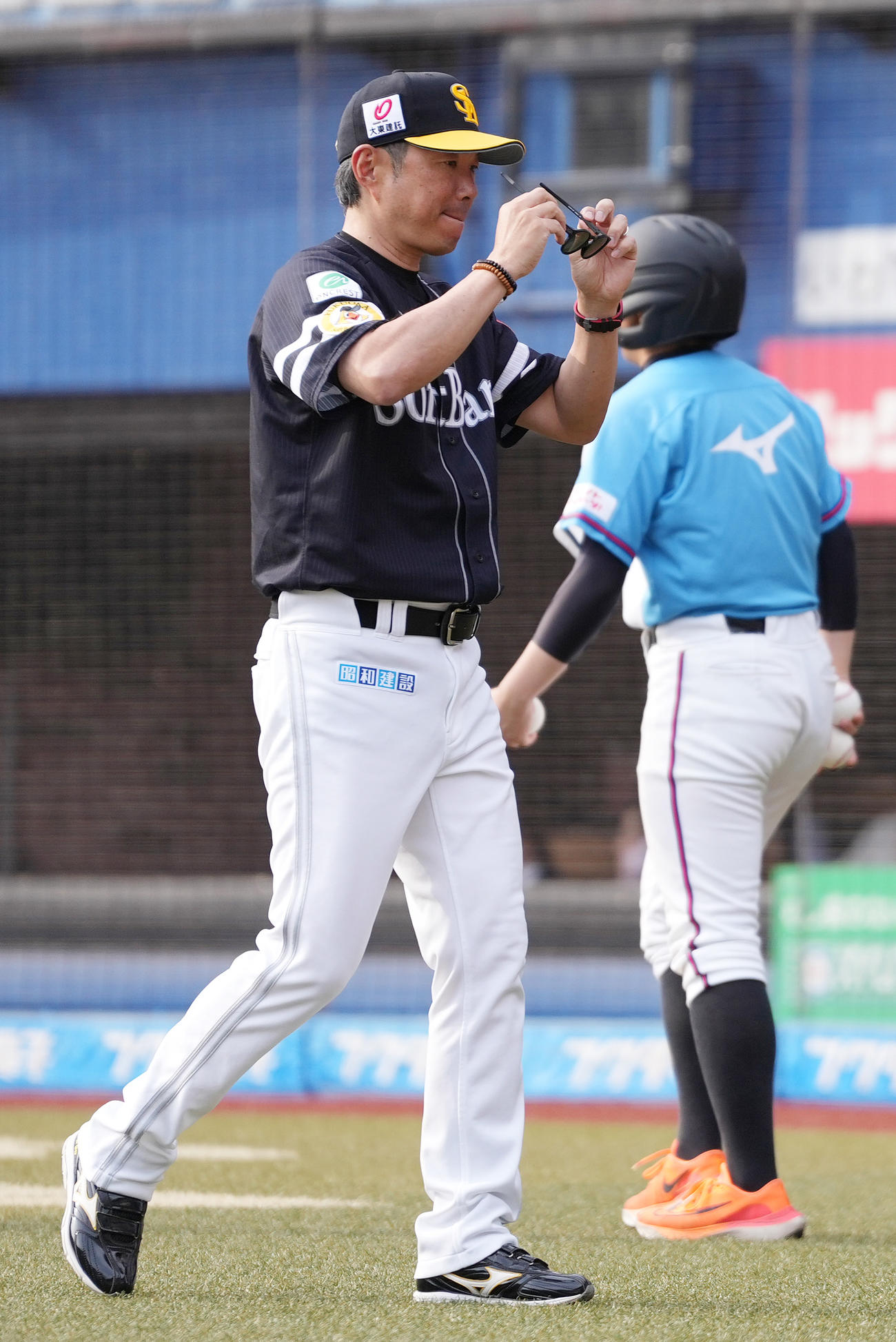 ロッテ対ソフトバンク　8回裏の選手交代を告げ、サングラスをかけながらベンチへ戻るソフトバンク小久保監督（撮影・鈴木みどり）