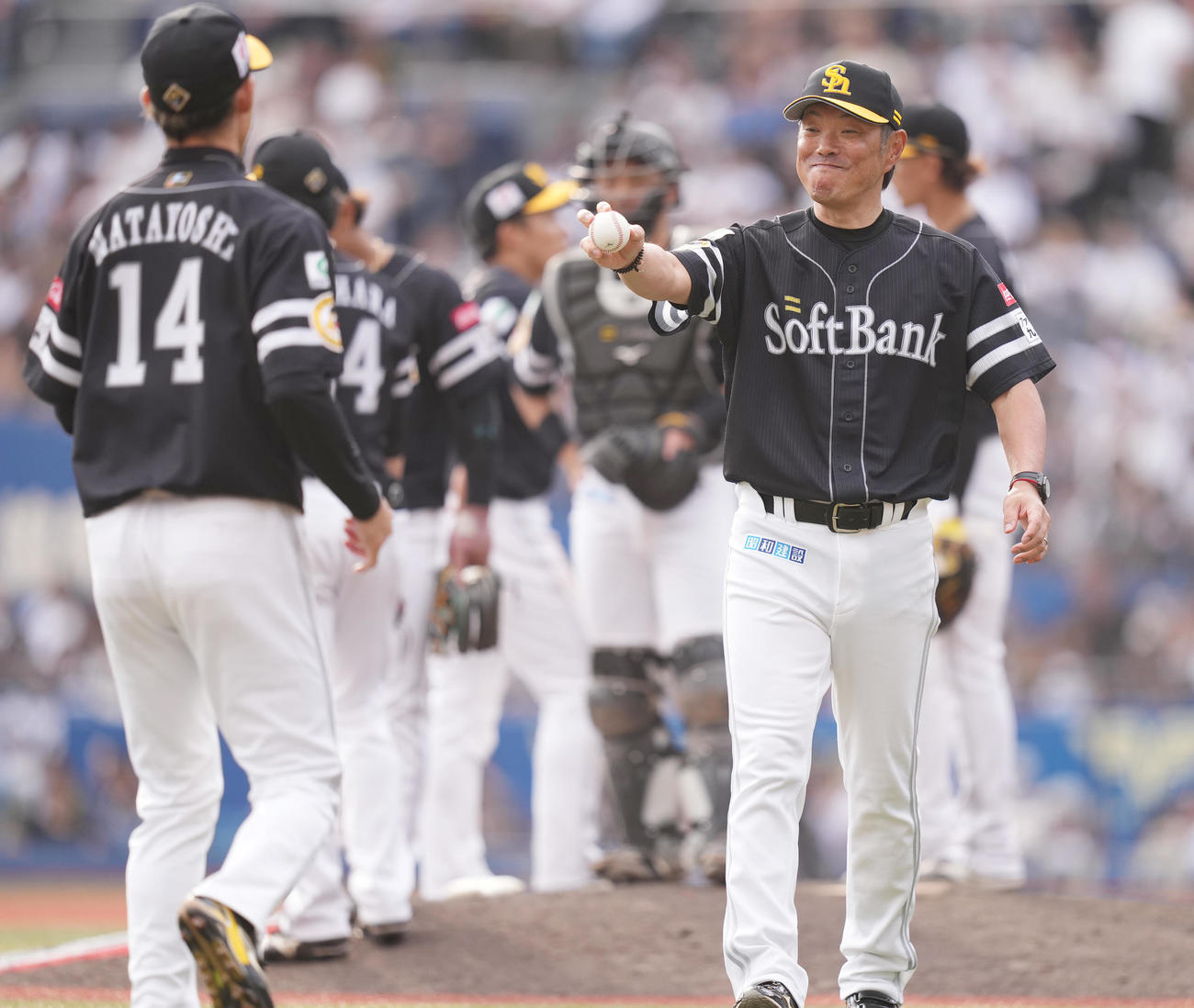 ロッテ対ソフトバンク　8回裏途中、マウンドに向かう又吉（左手前）にボールを渡すソフトバンク小久保監督（撮影・鈴木みどり）