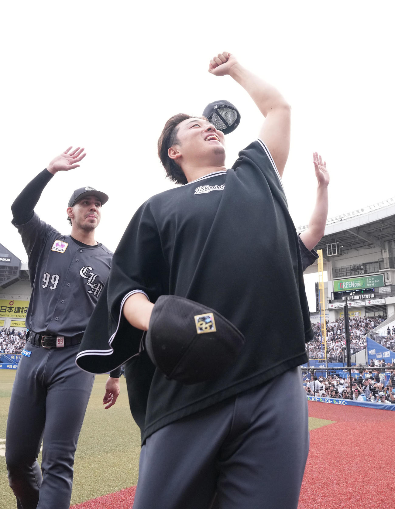 ロッテ対ソフトバンク　8連勝し、ファンの声援に応えるロッテ鈴木。左はソト（撮影・鈴木みどり）