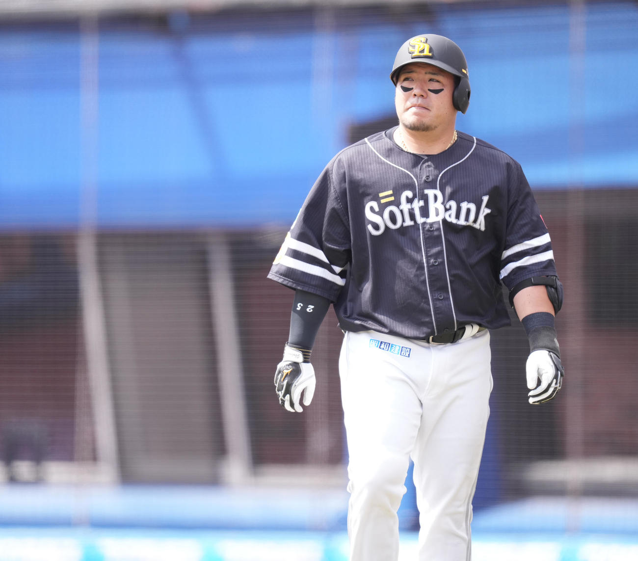 ロッテ対ソフトバンク　4回表ソフトバンク1死、二ゴロに倒れ、ベンチへ戻る山川（撮影・鈴木みどり）