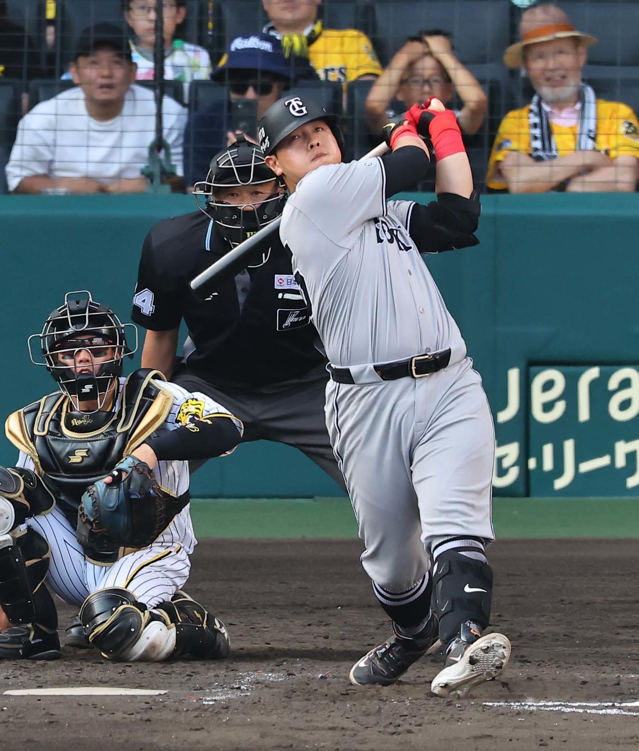 阪神対巨人　9回表巨人1死、岡本は同点本塁打を放つ（撮影・上田博志）