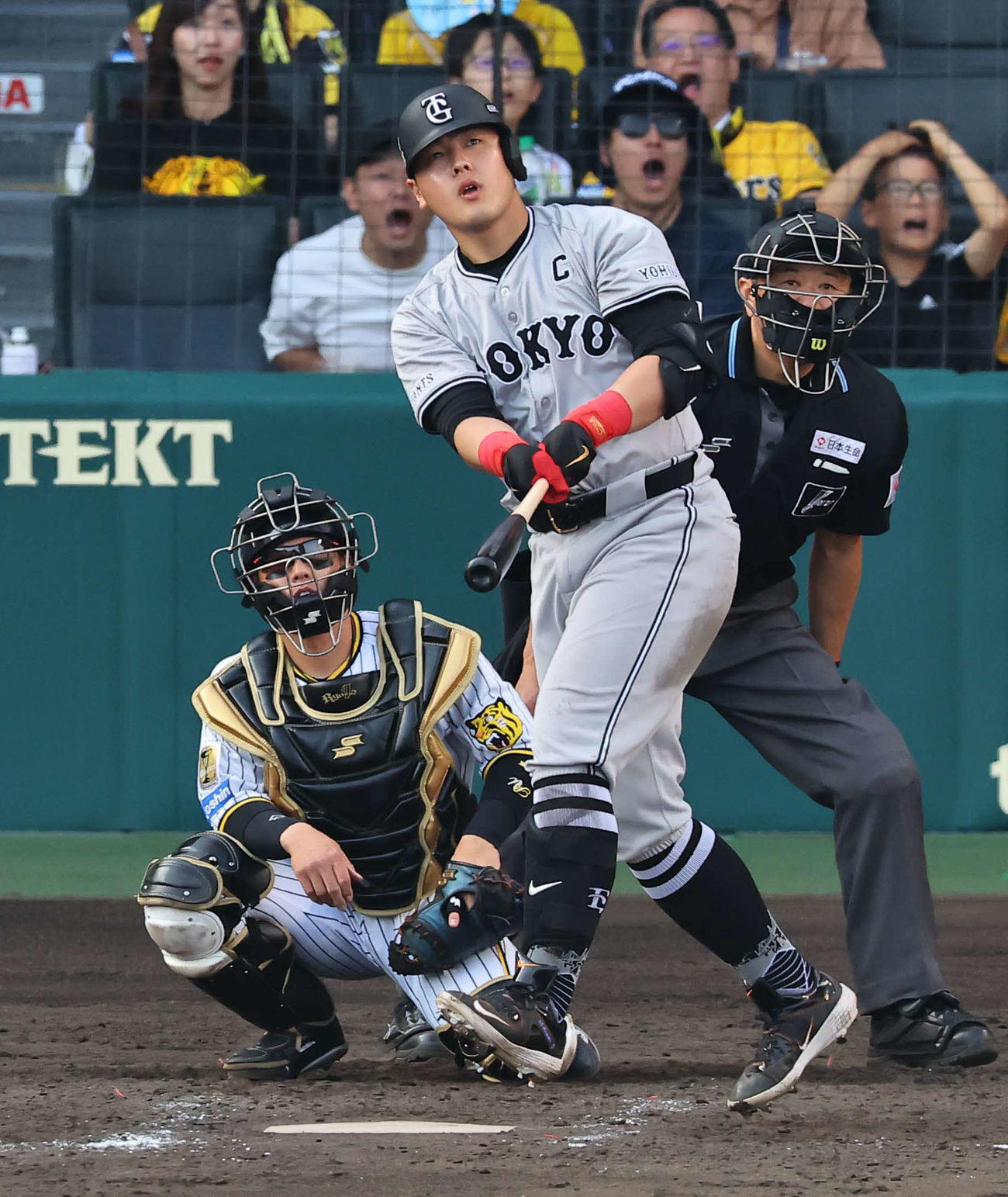 阪神対巨人　9回表巨人1死、岡本は同点本塁打を放つ（撮影・上田博志）