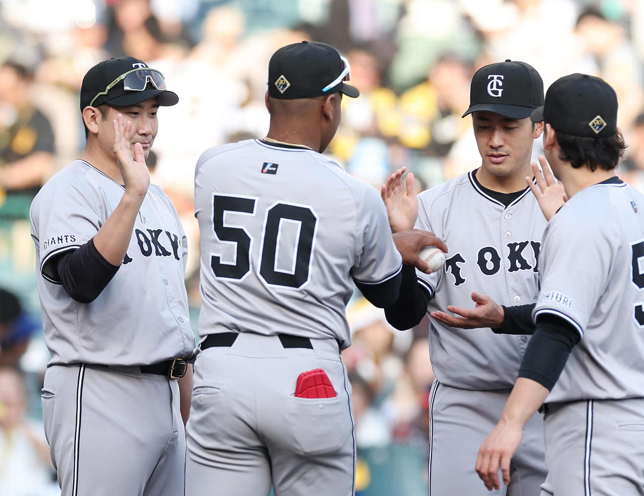 阪神対巨人　阪神に逆転勝利し、巨人バルドナード（中央左）から勝利球を受け取る西舘（同右）（撮影・前田充）