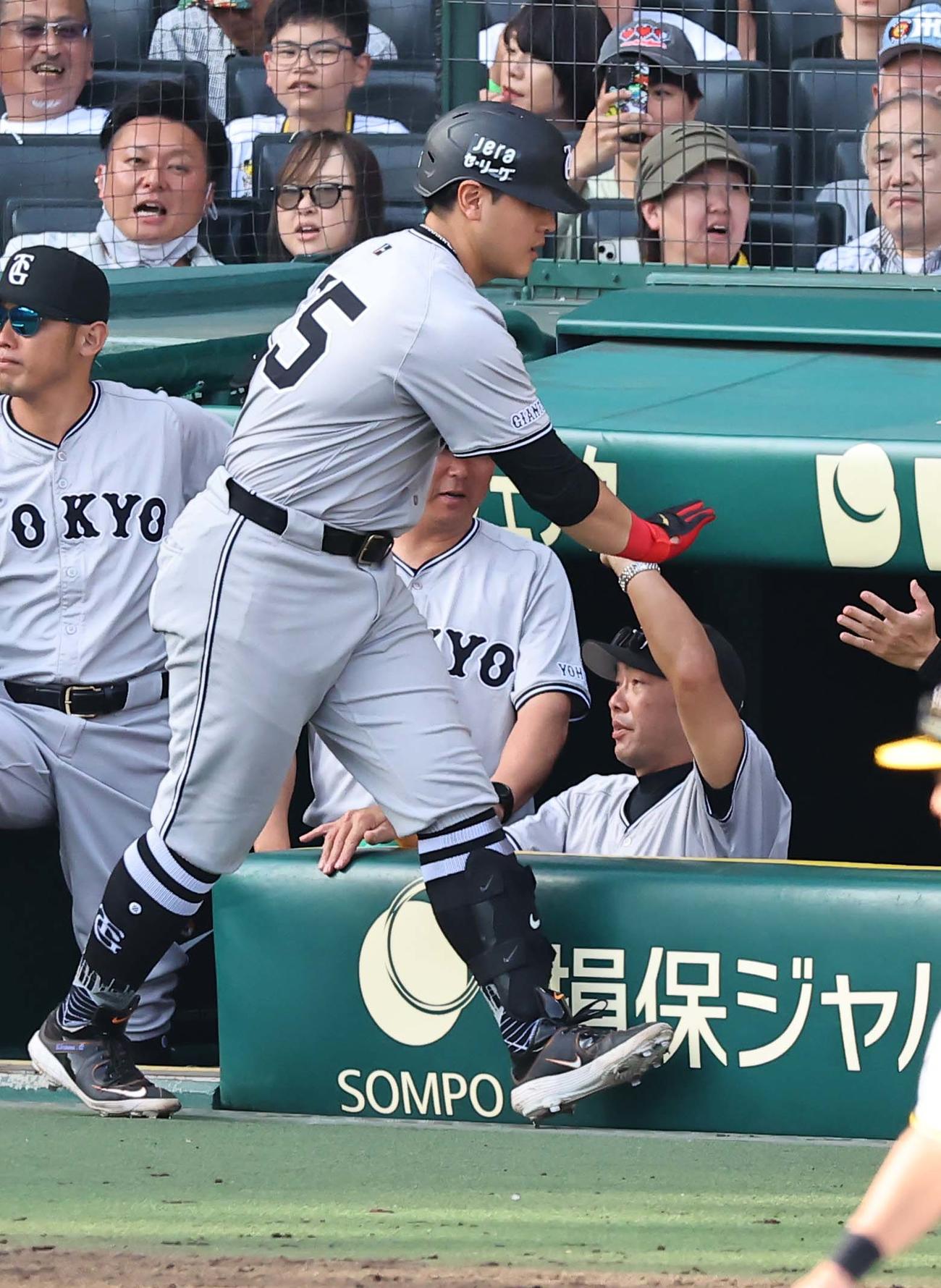 阪神対巨人　9回表巨人1死、同点本塁打を放った岡本（左）をベンチで出迎える阿部監督（撮影・上田博志）