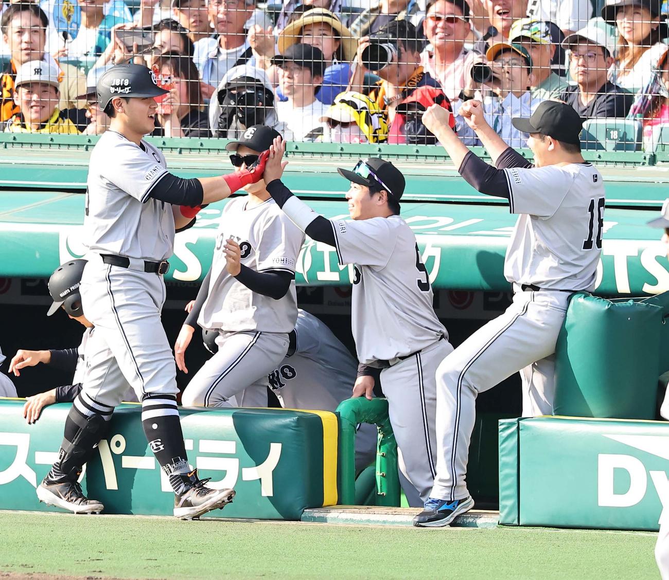 阪神対巨人　9回表巨人1死、同点本塁打を放った岡本（左）をベンチで出迎える巨人ナイン（撮影・上田博志）