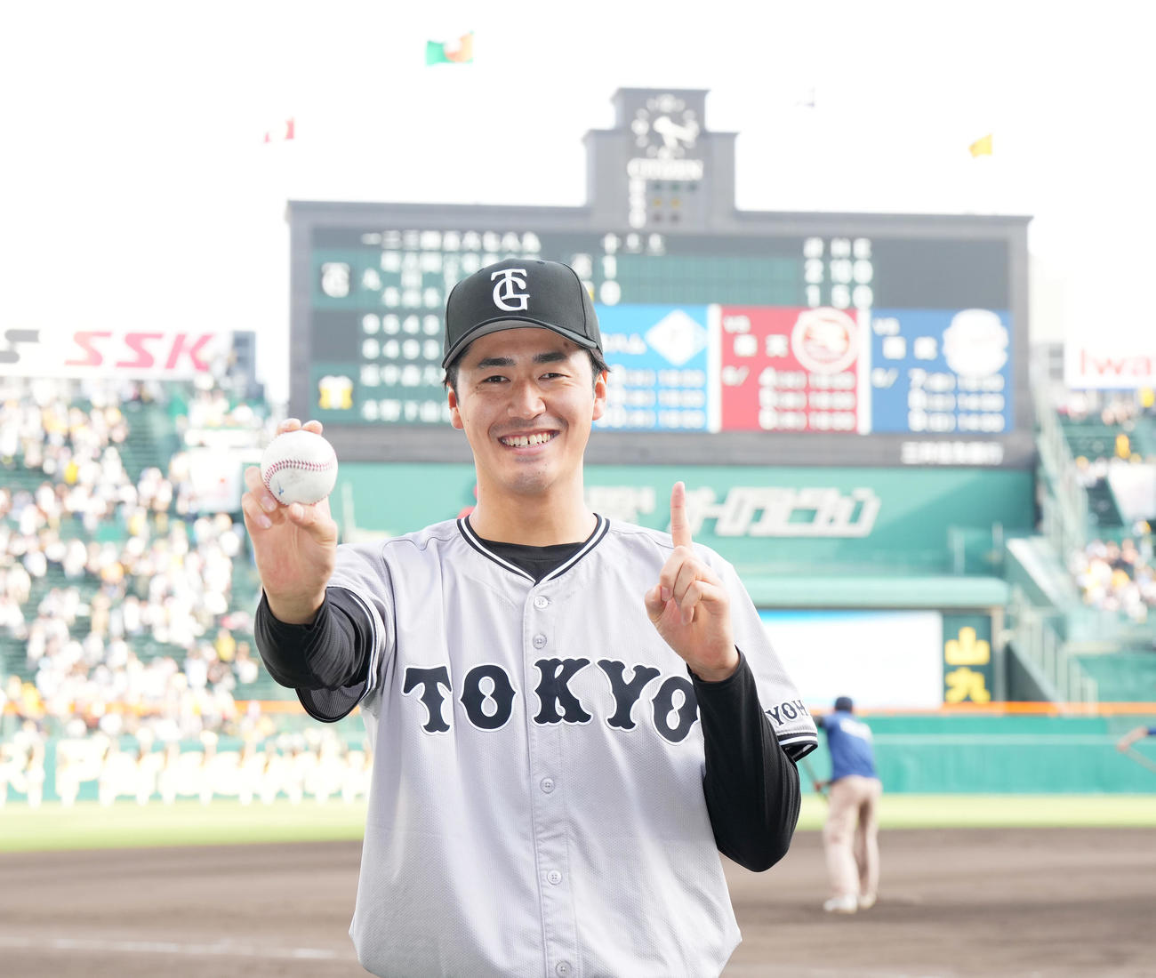 阪神対巨人　プロ初勝利を挙げ、ウイニングボールを手に笑顔を見せる巨人西舘（撮影・菅敏）