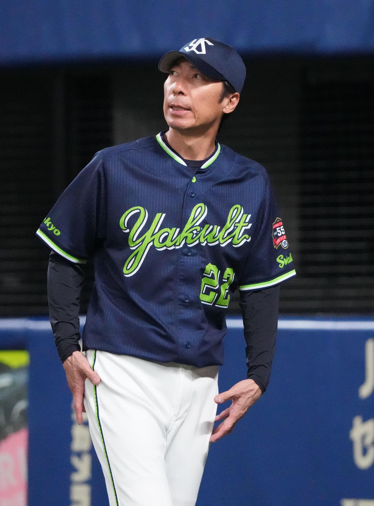 中日対ヤクルト　8回表終了、選手交代を告げベンチへ戻る高津監督（撮影・森本幸一）