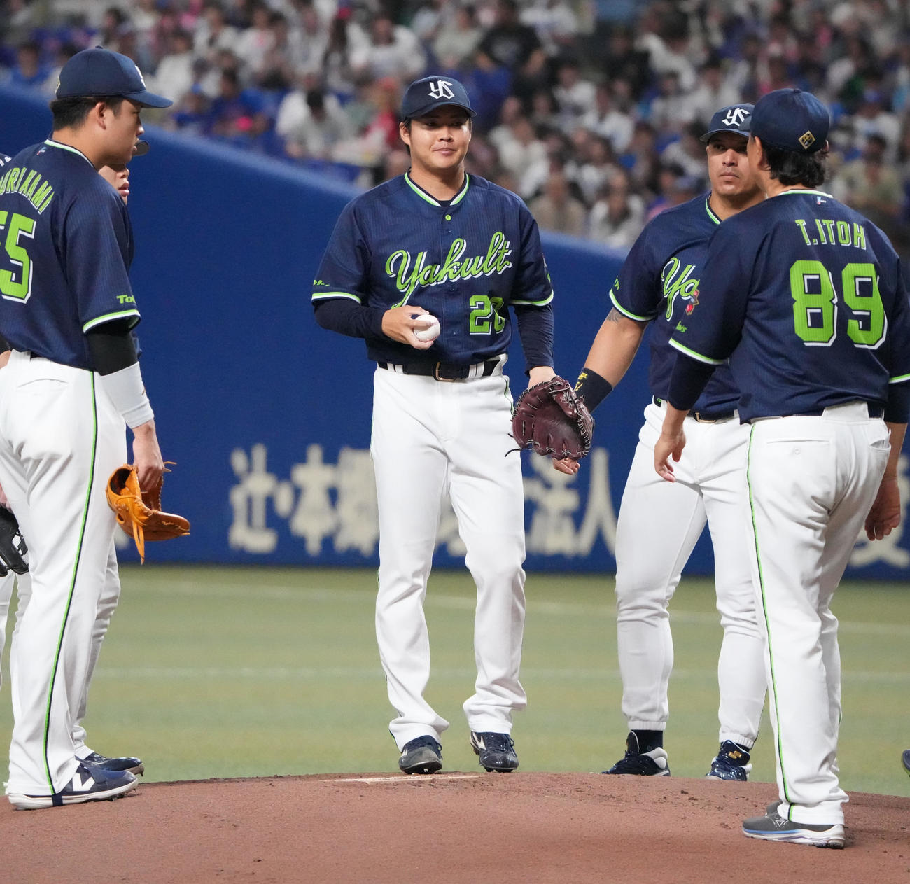中日対ヤクルト　1回裏中日2死一、二塁、マウンドの武田（中央）のもとに集まるヤクルトナイン（撮影・森本幸一）