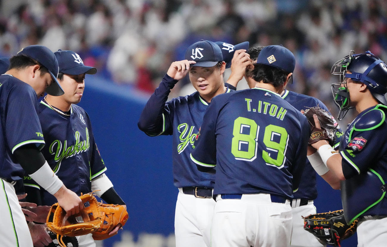 中日対ヤクルト　1回裏中日2死一、二塁、マウンドの武田（左から3人目）のもとに集まるヤクルトナイン（撮影・森本幸一）