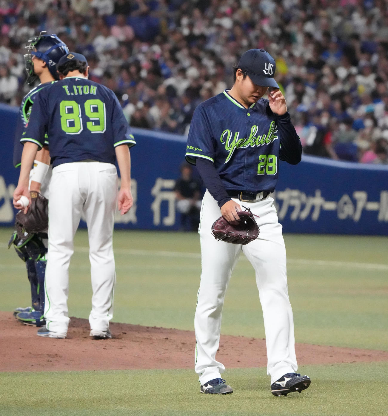 中日対ヤクルト　3回裏中日1死二、三塁、マウンドを降りる武田（右）（撮影・森本幸一）