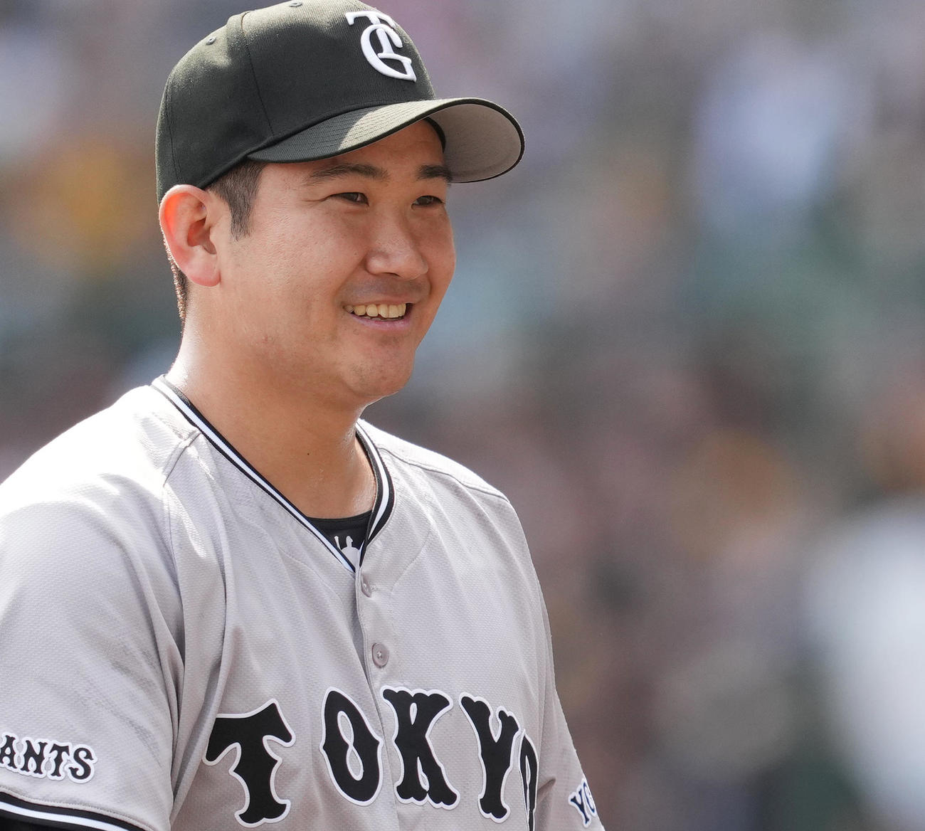 阪神対巨人　4回の投球を終え、笑顔を見せる菅野（撮影・菅敏）