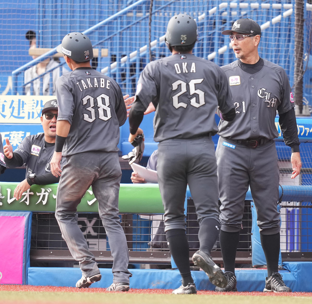 ロッテ対ソフトバンク　8回裏ロッテ2死一、三塁、ソトの左2点適時打で生還した高部（左手前）と岡を迎える吉井監督（右）（撮影・鈴木みどり）