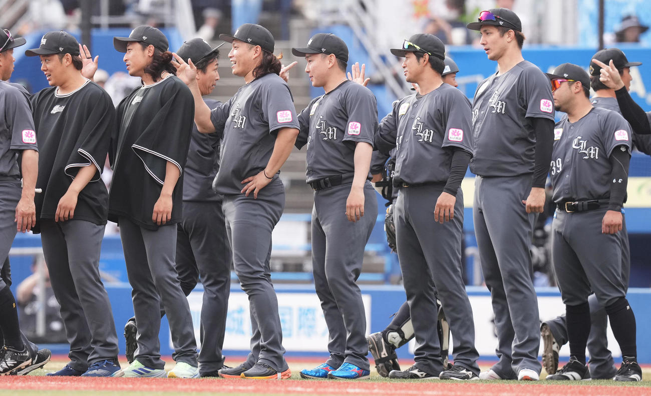ロッテ対ソフトバンク　8連勝し、ハイタッチを交わすロッテナイン。左から鈴木、坂本、益田、岩下、中村稔、柿沼、国吉、沢田（撮影・鈴木みどり）