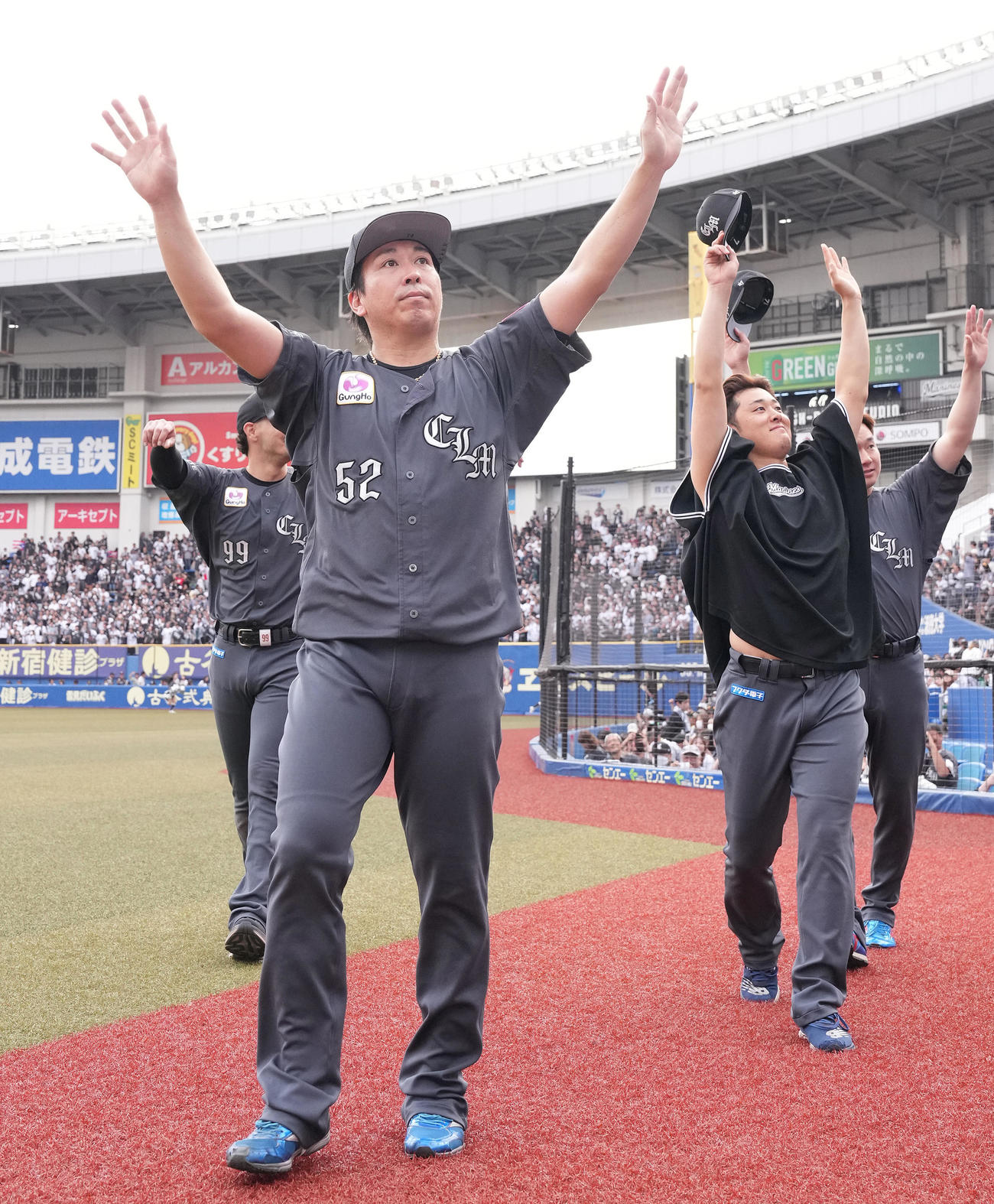ロッテ対ソフトバンク　8連勝し、ファンの声援に応えるロッテ益田（左手前）（撮影・鈴木みどり）