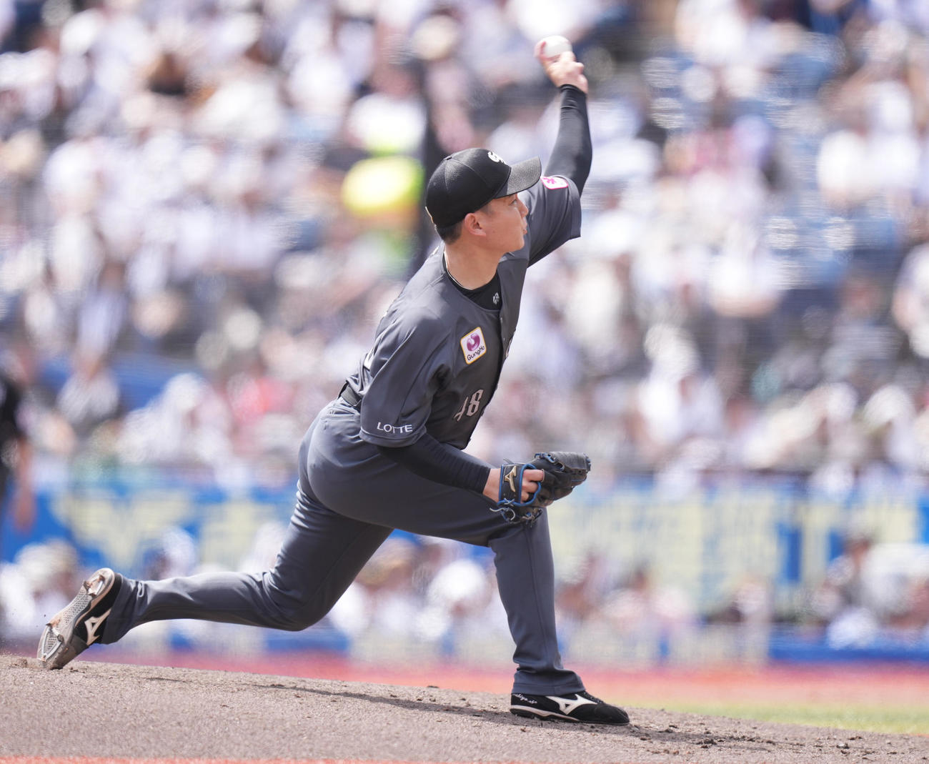 ロッテ対ソフトバンク　2回表から2番手で登板したロッテ中村稔（撮影・鈴木みどり）