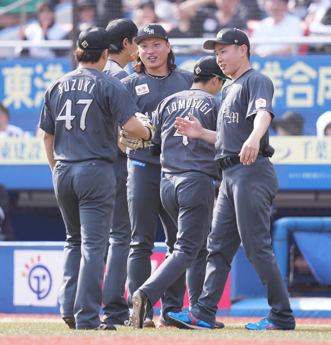 ロッテ対ソフトバンク　7回表ソフトバンク2死二、三塁、三森を遊ゴロに仕留めた鈴木（左）を笑顔で迎える中村稔（右）、岩下（撮影・鈴木みどり）