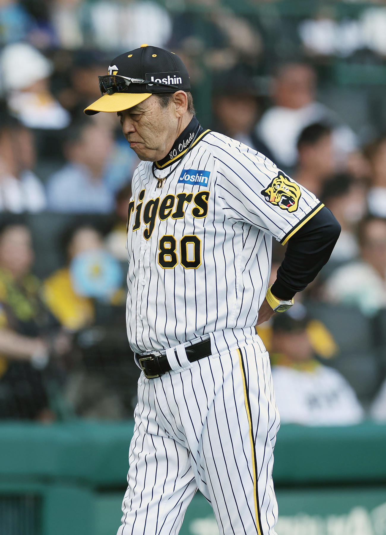 阪神対巨人　10回表巨人1死一、三塁、勝ち越しを許した岩崎に交代を告げ、厳しい表情でベンチへ戻る岡田監督（撮影・前田充）