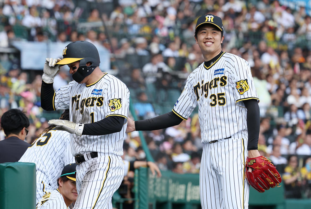 阪神対巨人　7回裏阪神1死一、三塁、渡辺の先制適時打で生還した森下（左）を迎え、笑顔を見せる才木（撮影・前田充）