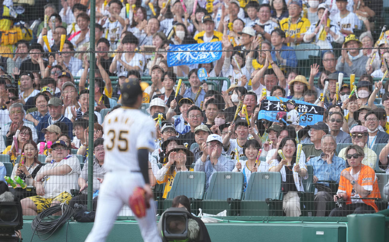 阪神対巨人　8回途中、ファンの大歓声を受けながら降板する阪神才木（手前）（撮影・菅敏）