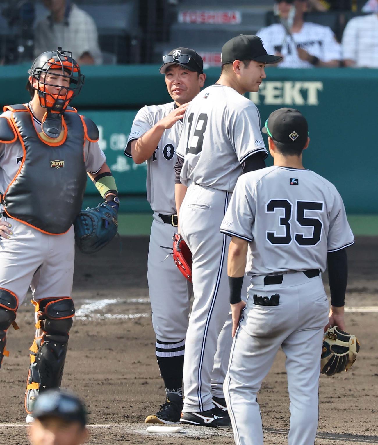 阪神対巨人　7回、阿部監督（左から2人目）は失点した菅野に交代を告げる（撮影・上田博志）