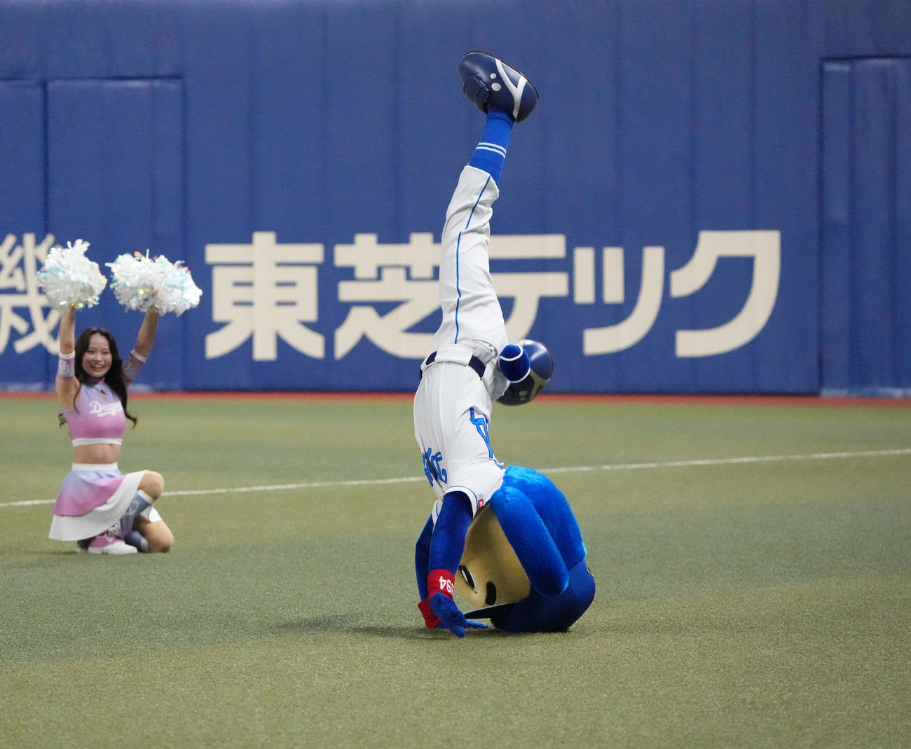 中日対ヤクルト　3年ぶりに復活したバック転タイムでロンダートに入るドアラ（撮影・森本幸一）