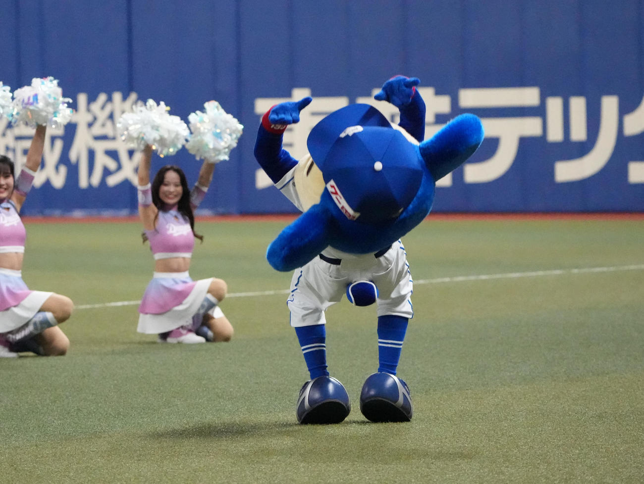中日対ヤクルト　3年ぶりに復活したバク転タイムでバック転に挑むドアラ（撮影・森本幸一）