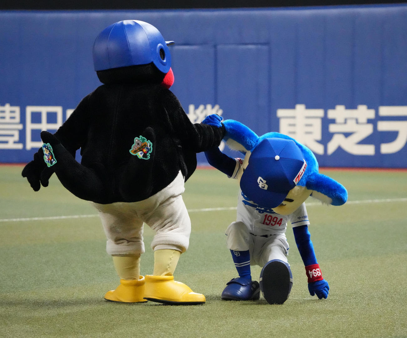 中日対ヤクルト　3年ぶりに復活したバック転タイムで着地に失敗したドアラを助け起こすつば九郎（撮影・森本幸一）