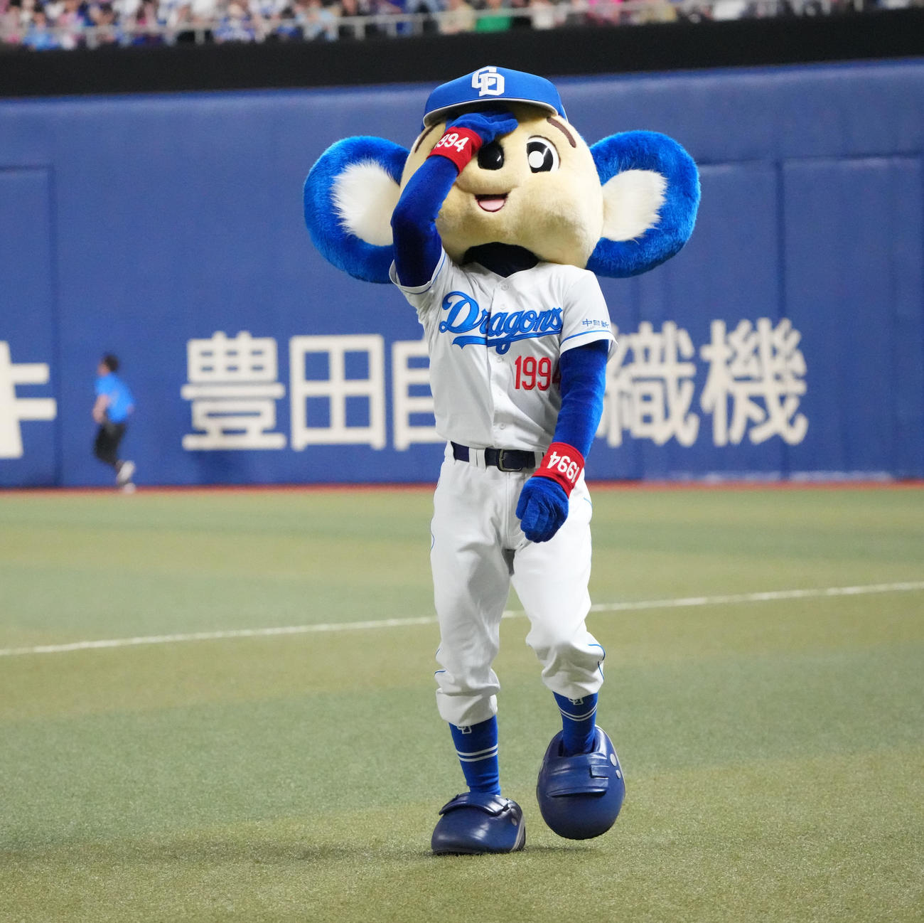 中日対ヤクルト　3年ぶりに復活したバック転タイムで着地に失敗しがっくりするドアラ（撮影・森本幸一）