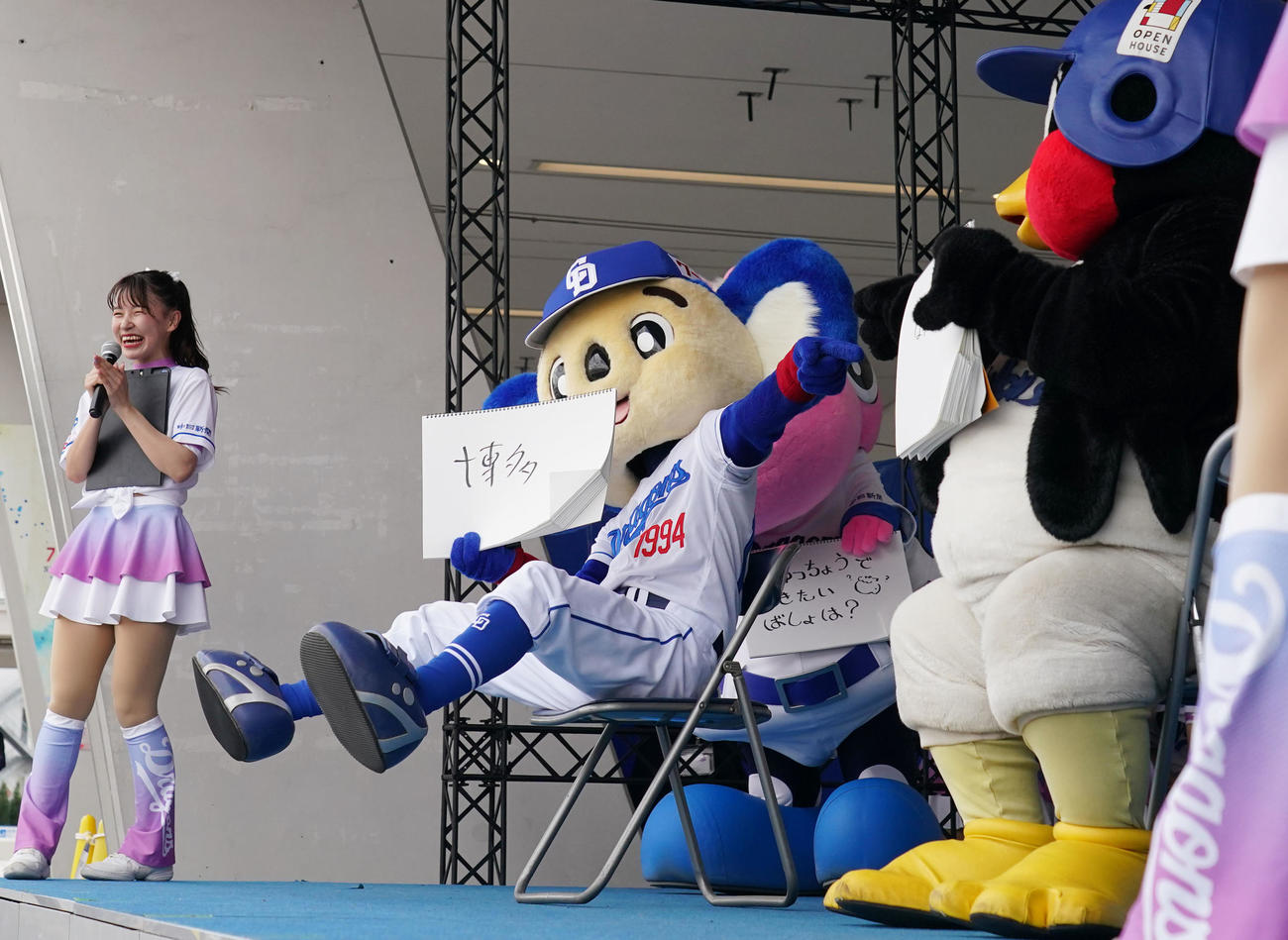 中日対ヤクルト　試合前、D－STAGEに登場し「行きたい出張」のお題にドアラは「博多」つば九郎は「なかす」と答え相性バッチリでファンを沸かせる（撮影・森本幸一）