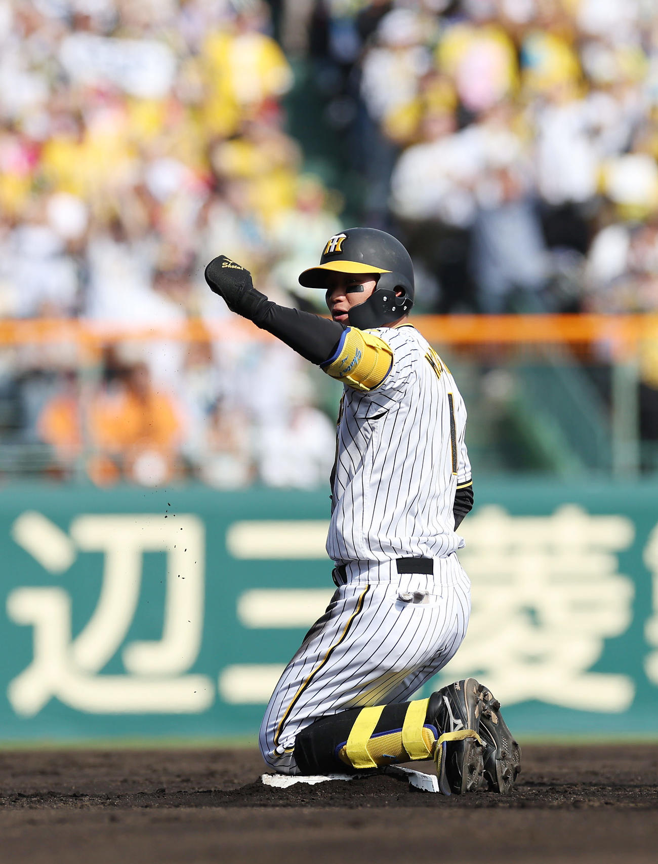 阪神対巨人　7回裏阪神1死、右中間へ二塁打を放った森下（撮影・前田充）