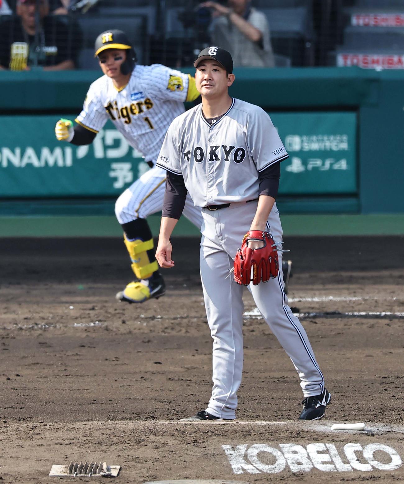 阪神対巨人　7回裏阪神1死、菅野（右）は森下に右中間へ二塁打を浴びる（撮影・上田博志）