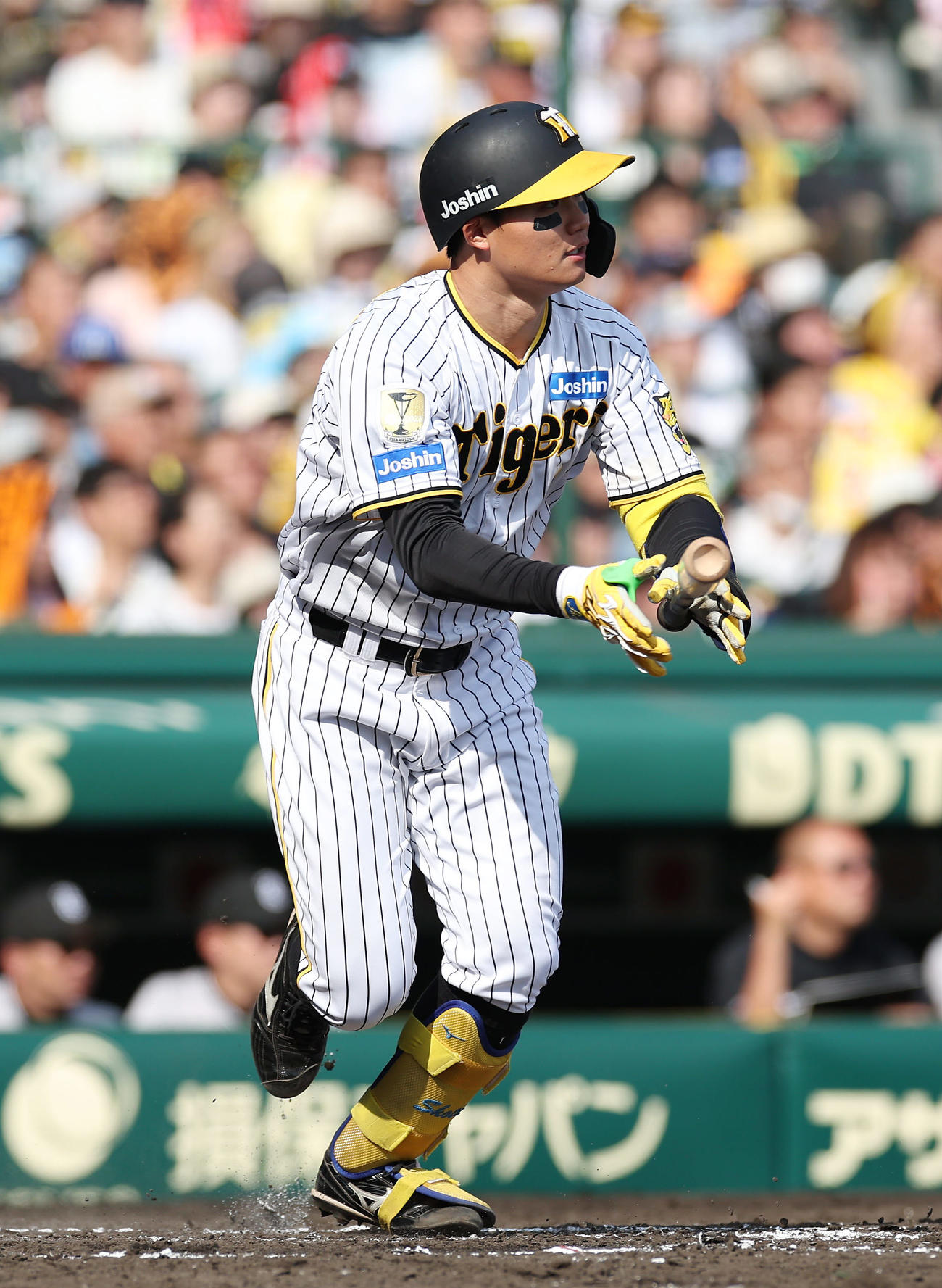 阪神対巨人　7回裏阪神1死、右中間へ二塁打を放つ森下（撮影・前田充）