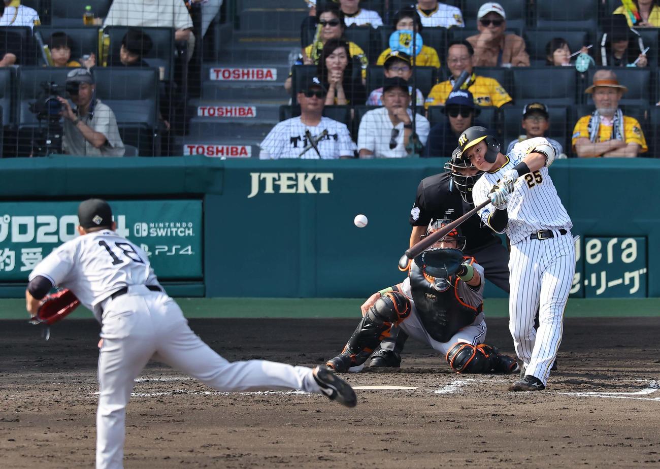 阪神対巨人　7回裏阪神1死一、三塁、渡辺は右前に先制適時打を放つ（撮影・上田博志）