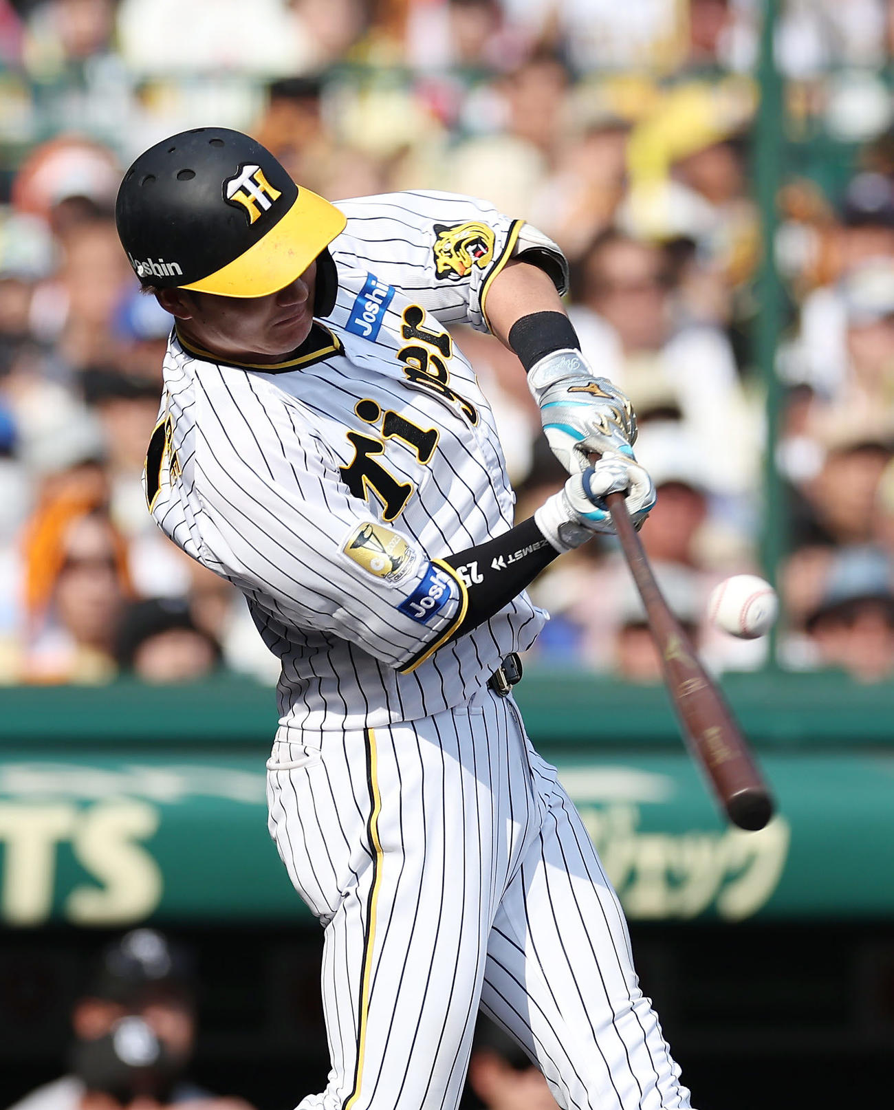 阪神対巨人　7回裏阪神1死一、三塁、先制右前適時打を放つ渡辺（撮影・前田充）