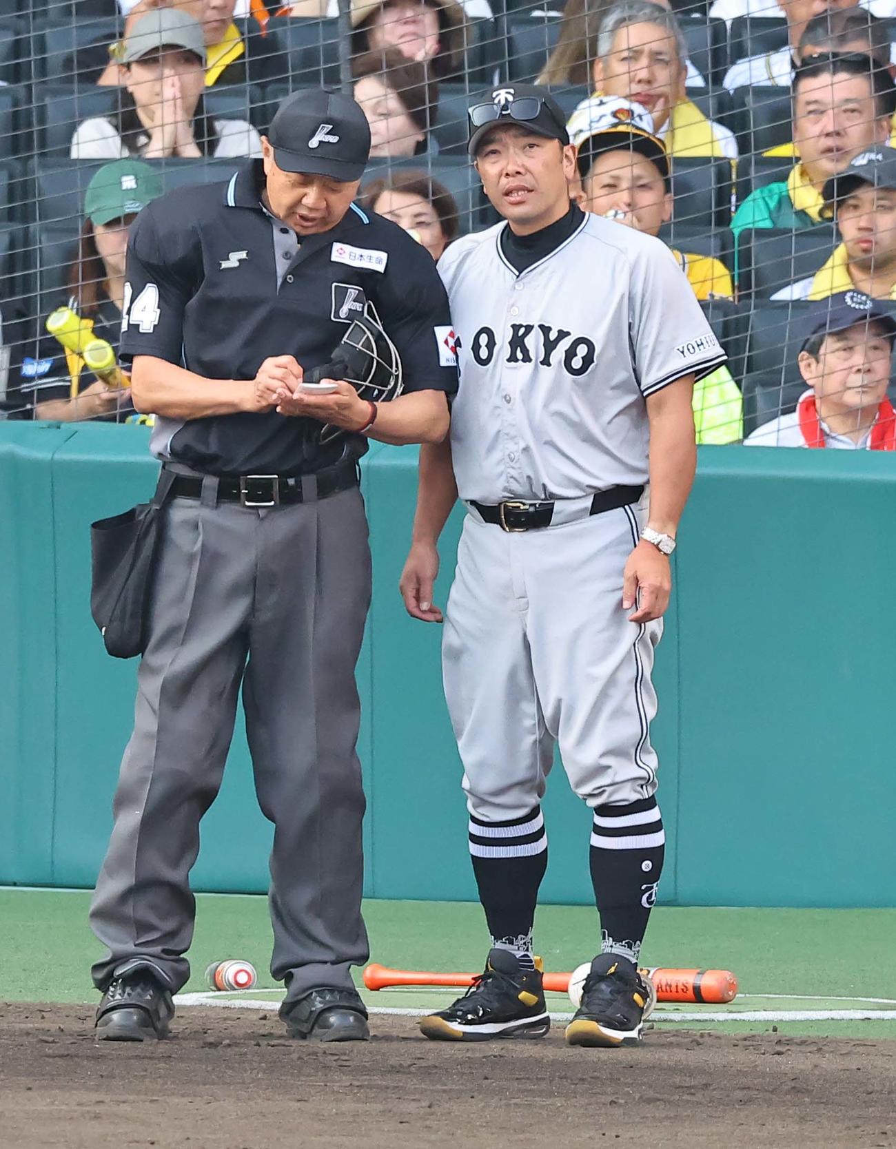 阪神対巨人　選手交代を告げる阿部監督（撮影・上田博志）