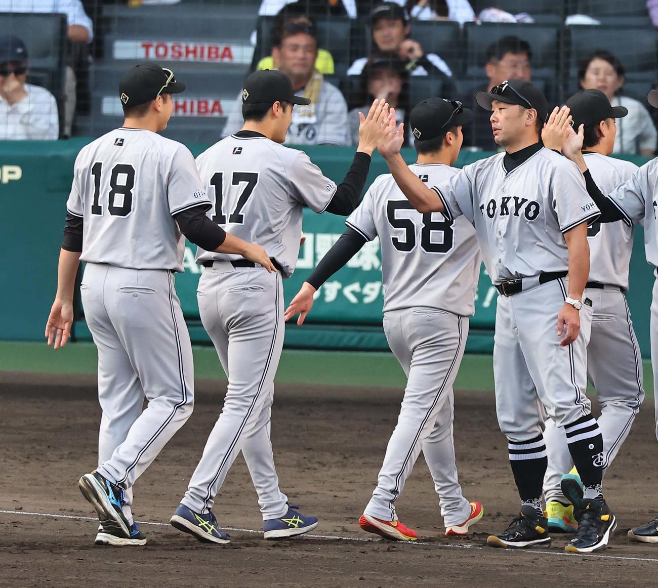 阪神対巨人　プロ初勝利した西舘（左から2人目）をハイタッチで出迎える阿部監督（撮影・上田博志）