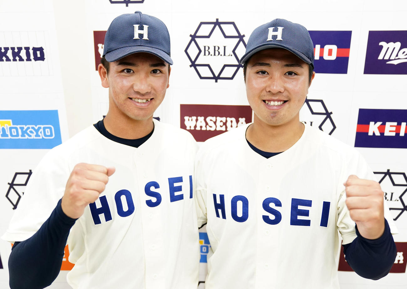 明大対法大　明大に勝利し笑顔を見せる法大・篠木（左）と吉鶴（撮影・横山健太）