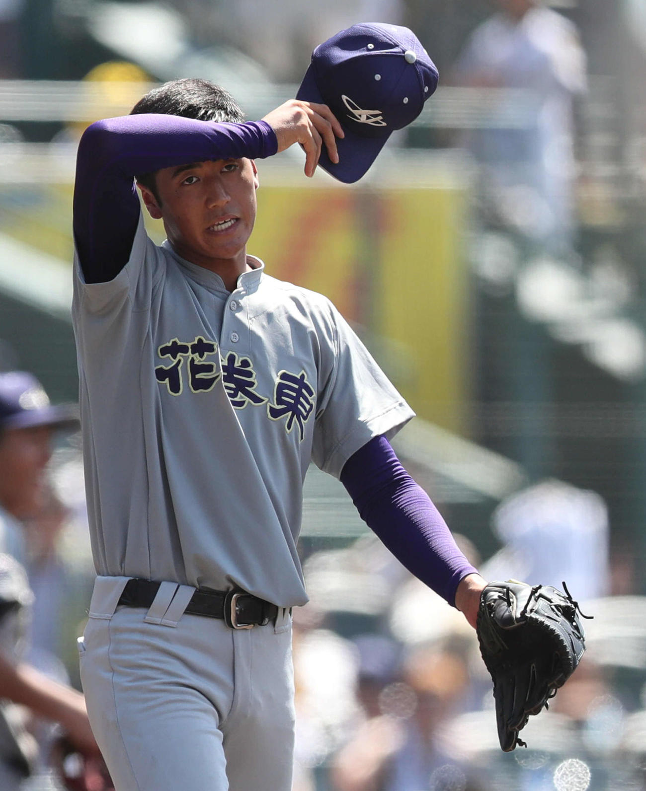 全国高校野球第101回大会　鳴門対花巻東　8回、汗をぬぐう花巻東・西舘（2019年8月9日撮影）