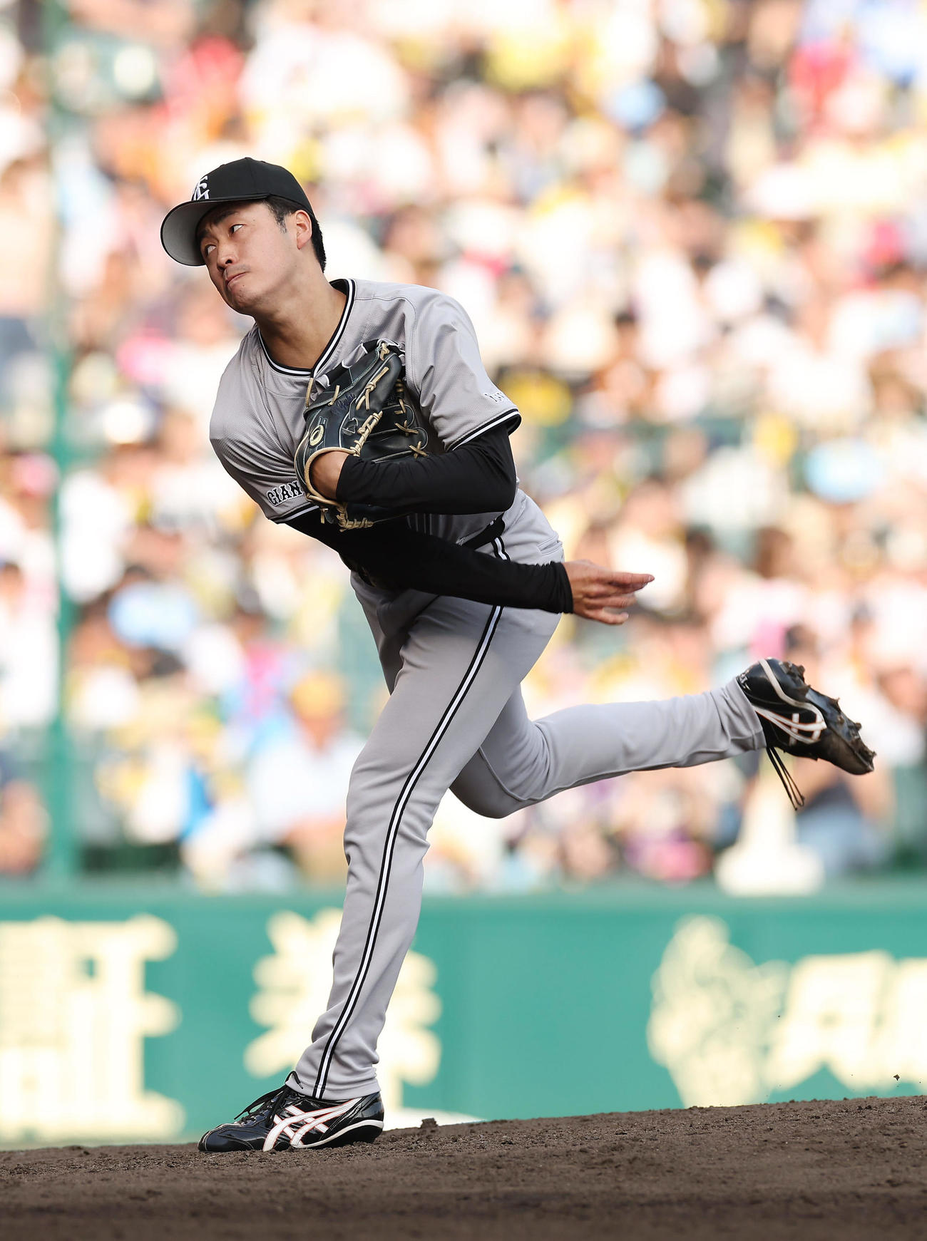 阪神対巨人　力投する巨人4番手の西舘（撮影・前田充）