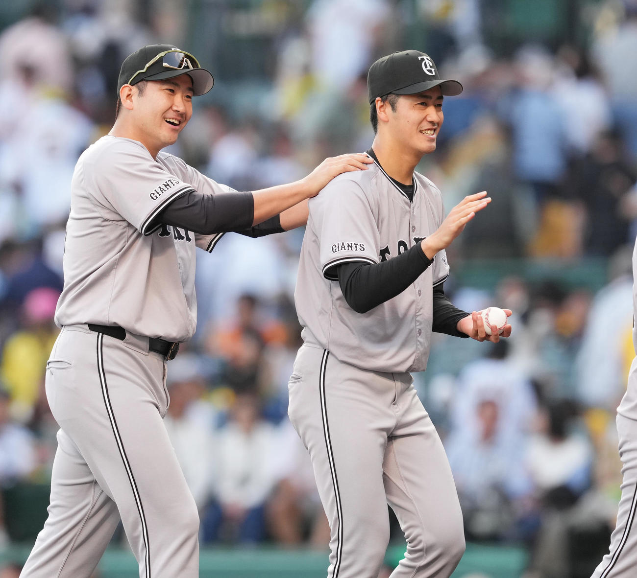 阪神対巨人　プロ初勝利を挙げ、菅野（左）に祝福される巨人西舘（撮影・菅敏）
