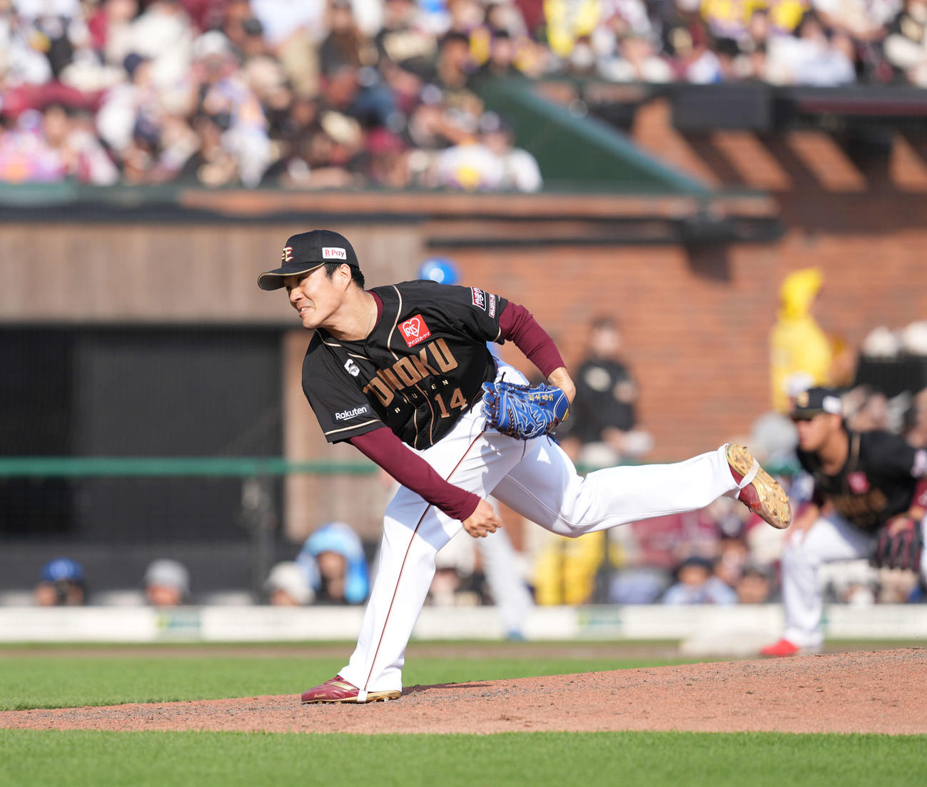 楽天対日本ハム　力投する楽天則本（撮影・井上学）
