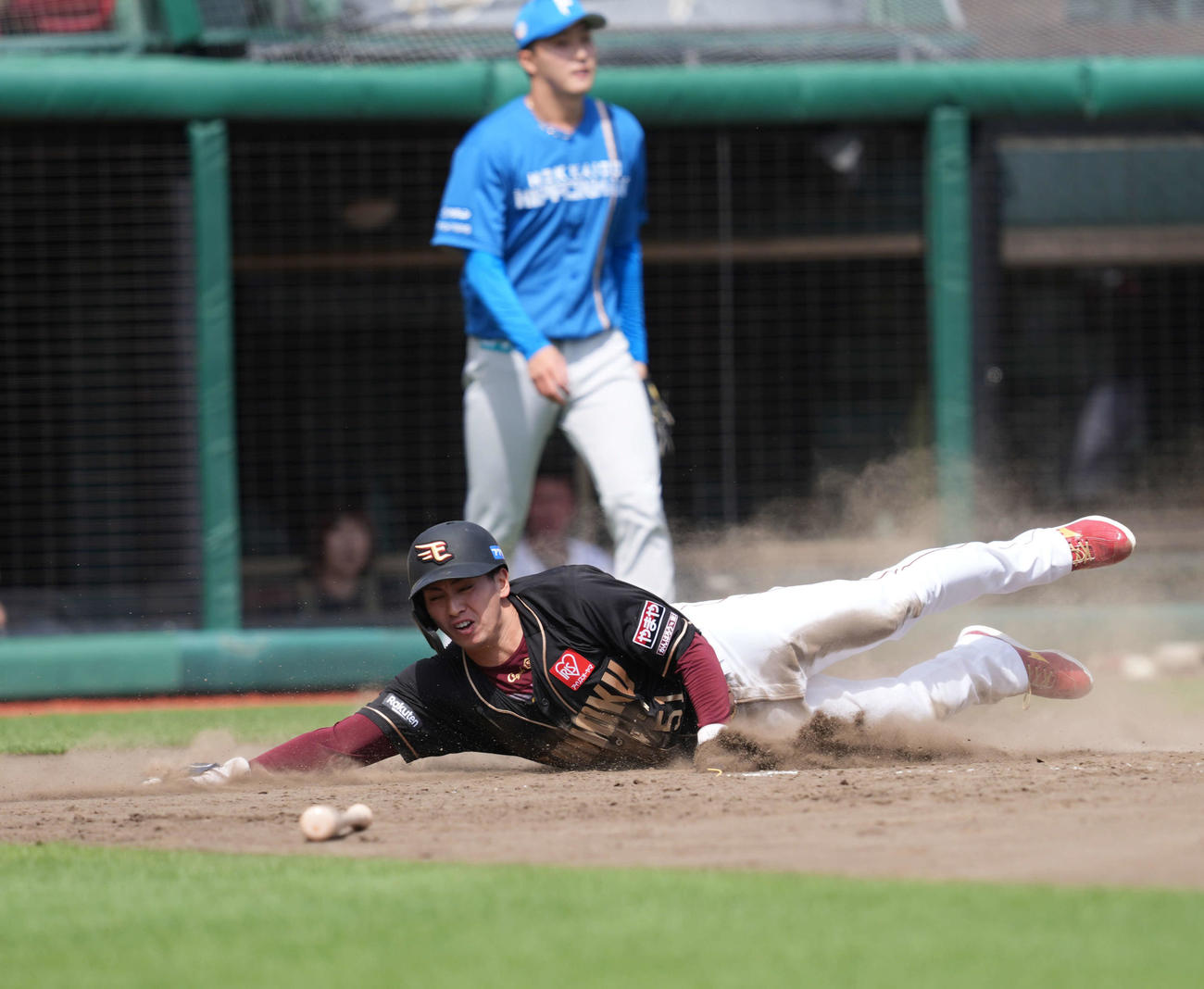 楽天対日本ハム　3回裏楽天無死一塁、小深田の適時三塁で一塁走者小郷が生還（撮影・井上学）