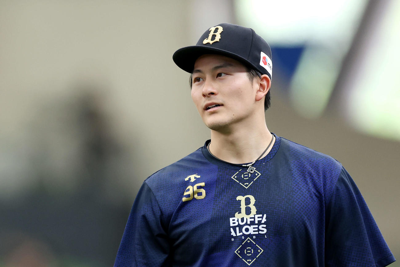 西武対オリックス　試合前、移動するオリックス才木（撮影・河田真司）
